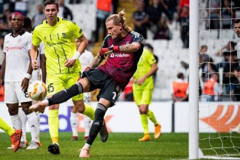 180920 Goalkeeper Loris Karius of Besiktas reacts after the 3 1 goal during the Europe League match between Besiktas and Sarpsborg 08 on September 20, 2018 in Istanbul Photo Fredrik Varfjell BILDBYRAN Code FV 150142  Copyright: FREDRIKxVARFJELL BB180920FV086