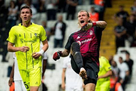 180920 Goalkeeper Loris Karius of Besiktas reacts after the 3 1 goal during the Europe League match between Besiktas and Sarpsborg 08 on September 20, 2018 in Istanbul Photo Fredrik Varfjell BILDBYRAN Code FV 150142  Copyright: FREDRIKxVARFJELL BB180920FV087