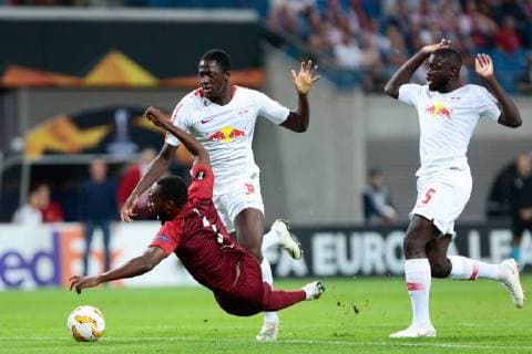 20 09 2018 xtgx Football UEFA Europa League RB Leipzig FC Salzburg emporer Reinhold Yabo Salzburg 7 in falling Ibrahima Konate Leipzig 6 Dayot Upamecano Leipzig 5 duel fight tackle DFL DFB REGULATIONS PROHIBIT ANY USE OF PHOTOGRAPH as IMAGE SEQUENCES and or QUASI VIDEO Leipzig