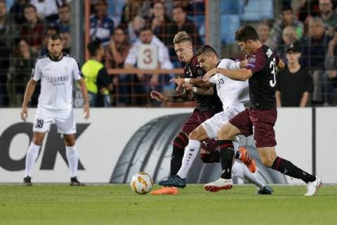 Danel Sinani (F91 Duedelingen - 9) im Zweikampf mit Samu Castillejo (AC Mailand, Milan 7) und Mattia Caldara (AC Mailand, Milan 33) 20.09.2018 Fussball Europa League, Gruppenphase, Saison 2018-2019 20.09.2018 LUX, EL, F91 Düdelingen - AC Mailand (ITA) (Dudelange - Milano, Milan) Stade Josy Barthel, Luxemburg 