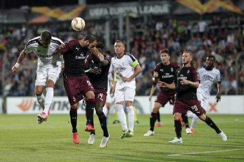 Kopfballduell zwischen Kevin Malget (F91 Duedelingen - 4) und Gonzalo Higuain (AC Mailand, Milan 9) 20.09.2018 Fussball Europa League, Gruppenphase, Saison 2018-2019 20.09.2018 LUX, EL, F91 Düdelingen - AC Mailand (ITA) (Dudelange - Milano, Milan) Stade Josy Barthel, Luxemburg 