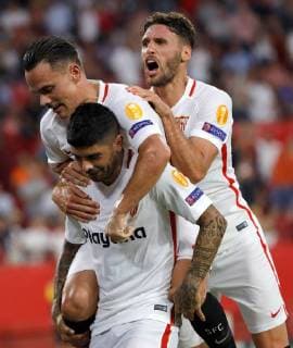Sport Bilder des Tages Sevilla s Ever Banega (L), Roque Mesa (C) and Sergi Gomez (R) jubilate a goal during the UEFA Europa League groups phase match between Sevilla and Standard Lieja, at the Sanchez Pizjuan stadium, in Seville, Andalusia, Spain, 20 September 2018. Sevilla vs. Standard Leija !ACHTUNG: NUR REDAKTIONELLE NUTZUNG!  Copyright: xJulioxMunozx SEV22 20180920-636730763836782990
