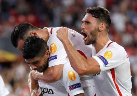 Sevilla s Ever Banega (L), Roque Mesa (C) and Sergi Gomez (R) jubilate a goal during the UEFA Europa League groups phase match between Sevilla and Standard Lieja, at the Sanchez Pizjuan stadium, in Seville, Andalusia, Spain, 20 September 2018. Sevilla vs. Standard Leija !ACHTUNG: NUR REDAKTIONELLE NUTZUNG!  Copyright: xJulioxMunozx SEV23 20180920-636730763843345406