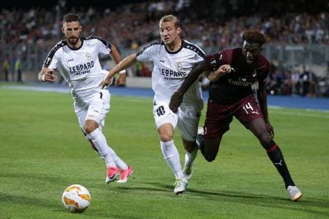 Fussball Europa League 2018 - 2019 20.09.2018, Fussball Europa League, UEFA Europa League, 2018-2019, Gruppenphase, Gruppe F, Spieltag 1, Luxemburg, Stade Josy Barthel, Luxemburg (LUX) - F91 Dudelange, Düdelingen, AC Mailand, Milan, AC Milan (ITA) vl: Kevin Malget (F91 Duedelingen - 4) - Dominik Stolz (F91 Duedelingen - 10) - Tiemoue Bakayoko (AC Mailand, Milan 14) 