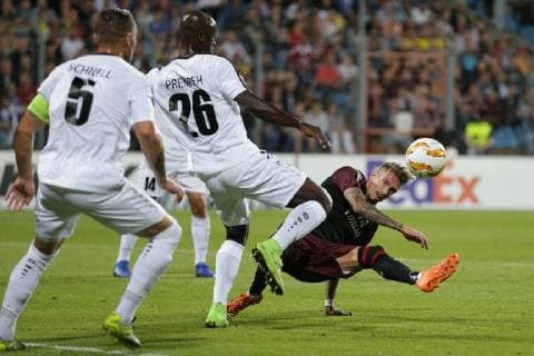 Fussball Europa League 2018 - 2019 20.09.2018, Fussball Europa League, UEFA Europa League, 2018-2019, Gruppenphase, Gruppe F, Spieltag 1, Luxemburg, Stade Josy Barthel, Luxemburg (LUX) - F91 Dudelange, Düdelingen, AC Mailand, Milan, AC Milan (ITA) vl: Tom Schnell (F91 Duedelingen - 5) - Jerry Prempeh (F91 Duedelingen - 26) - Samu Castillejo (AC Mailand, Milan 7) 
