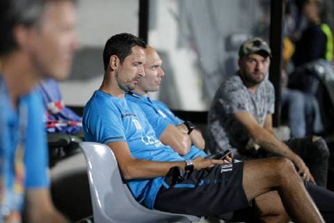 Dino Toppmöller (Trainer F91 Duedelingen - Toppmoeller) schaut auf sein Handy 20.09.2018 Fussball Europa League, Gruppenphase, Saison 2018-2019 20.09.2018 LUX, EL, F91 Düdelingen - AC Mailand (ITA) (Dudelange - Milano, Milan) Stade Josy Barthel, Luxemburg 