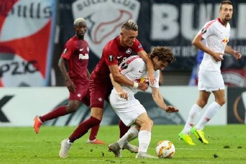 20 09 2018 xtgx Football UEFA Europa League RB Leipzig Salzburg FC Hanns Wolf Salzburg 13 Marcel Sabitzer Leipzig 7 Duel Kampf tackle DFL DFB REGULATIONS PROHIBIT ANY USE OF PHOTOGRAPH as IMAGE SEQUENCES and or QUASI VIDEO Leipzig