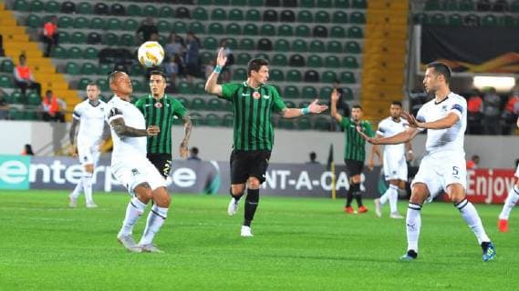 Fußball, EL, Akhisar Belediyespor - FK Krasnodar Krasnodar s Cristian Ramirez (L) and Uros Spajic (R) with Akhisar Belediyespor s Yevhen Seleznyov (C), during the Europa League Group J soccer match between Akhisar Belediyespor and Krasnodar in Akhisar, Thursday, Sept. 20, 2018. (  Copyright: AhmetxUnsalx-xDepoxPhotos 16120527