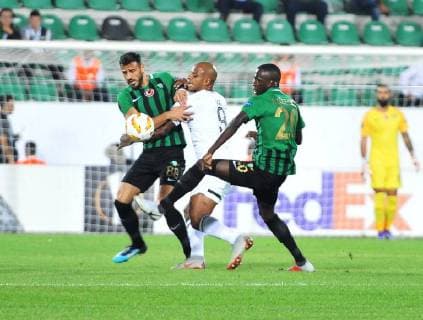 Fußball, EL, Akhisar Belediyespor - FK Krasnodar Krasnodar s Ari (C) with Akhisar Belediyespor s Caner Osmanpasa (L) and Abdoul Sissoko (R), during the Europa League Group J soccer match between Akhisar Belediyespor and Krasnodar in Akhisar, Thursday, Sept. 20, 2018. (  Copyright: AhmetxUnsalx-xDepoxPhotos 16120529