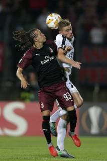 Fussball Europa League 2018 - 2019 20.09.2018, Fussball Europa League, UEFA Europa League, 2018-2019, Gruppenphase, Gruppe F, Spieltag 1, Luxemburg, Stade Josy Barthel, Luxemburg (LUX) - F91 Dudelange, Düdelingen, AC Mailand, Milan, AC Milan (ITA) vl: Diego Laxalt (AC Mailand, Milan 93) - David Turpel, Dave Turpel (F91 Duedelingen - 77) 