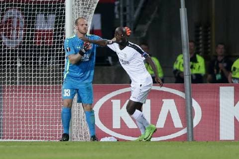 Fussball Europa League 2018 - 2019 20.09.2018, Fussball Europa League, UEFA Europa League, 2018-2019, Gruppenphase, Gruppe F, Spieltag 1, Luxemburg, Stade Josy Barthel, Luxemburg (LUX) - F91 Dudelange, Düdelingen, AC Mailand, Milan, AC Milan (ITA) vl: Jerry Prempeh (F91 Duedelingen - 26) bedankt sich bei Joe Frising (Torwart, Torhueter F91 Duedelingen - 33) 