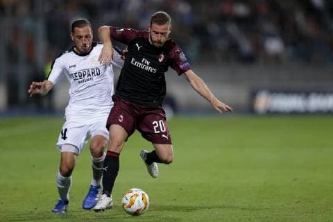 Ignazio Abate (AC Mailand, Milan 20) im Zweikampf mit Clement Couturier (F91 Duedelingen - 14) 20.09.2018 Fussball Europa League, Gruppenphase, Saison 2018-2019 20.09.2018 LUX, EL, F91 Düdelingen - AC Mailand (ITA) (Dudelange - Milano, Milan) Stade Josy Barthel, Luxemburg 