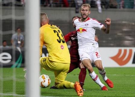GER Europa League Group B RasenBallsport Leipzig vs Besiktas Istanbul 20 09 18 Leipzig Red Bull Arena GER Season 2018 2019 UEFA Europa League Group B 1 Gameday of 6 RasenBallsport Leipzig vs FC Red Bull Salzburg im Bild Konrad Laimer Leipzig scores the goal to 1 2 goalkeeper Alexander Walke and Andreas Ulmer Salzburg powerless DFL regulations prohibit any use of photographs as image sequences or quasi video