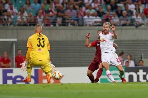 20 09 2018 Football UEFA Europa League 2018 2019 Group Stage 1 Gameday RB Leipzig FC Salzburg at the Red Bull Arena Leipzig Goal to the 1 2 LR Goalkeeper Alexander Walke RB Salzburg and Andreas Ulmer RB Salzburg in the match with goalscorer Konrad Laimer RB Leipzig DFL and DFB regulations prohibit any use of photographs as image sequences or quasi video