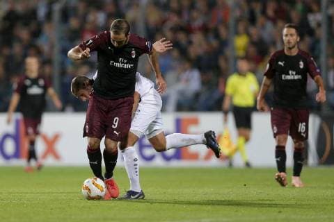 Gonzalo Higuain (AC Mailand, Milan 9) im Zweikampf mit Marc-Andre Kruska (F91 Duedelingen - 6) 20.09.2018 Fussball Europa League, Gruppenphase, Saison 2018-2019 20.09.2018 LUX, EL, F91 Düdelingen - AC Mailand (ITA) (Dudelange - Milano, Milan) Stade Josy Barthel, Luxemburg 