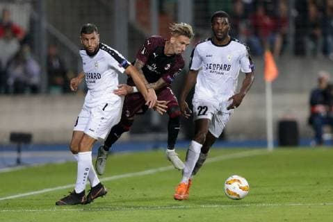 Samu Castillejo (AC Mailand, Milan 7) im Zweikampf mit Aniss El Hriti (F91 Duedelingen - 39) und Stelvio Cruz (F91 Duedelingen - 22) 20.09.2018 Fussball Europa League, Gruppenphase, Saison 2018-2019 20.09.2018 LUX, EL, F91 Düdelingen - AC Mailand (ITA) (Dudelange - Milano, Milan) Stade Josy Barthel, Luxemburg 