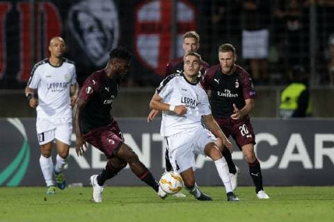 Fussball Europa League 2018 - 2019 20.09.2018, Fussball Europa League, UEFA Europa League, 2018-2019, Gruppenphase, Gruppe F, Spieltag 1, Luxemburg, Stade Josy Barthel, Luxemburg (LUX) - F91 Dudelange, Düdelingen, AC Mailand, Milan, AC Milan (ITA) vl: Danel Sinani (F91 Duedelingen - 9) setzt sich gegen 3 Spieler des AC Milan durch 