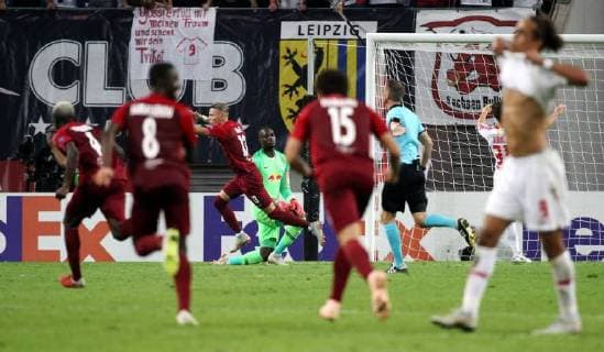 GER Europa League Group B RasenBallsport Leipzig vs Besiktas Istanbul 20 09 18 Leipzig Red Bull Arena GER Season 2018 2019 UEFA Europa League Group B 1 Gameday of 6 RasenBallsport Leipzig vs FC Red Bull Salzburg im Bild Goalkeepers Yvon Mvogo and Yussuf Poulsen Leipzig disappointed after the goal to 2 3 Salzburg celebrates after the gate by Frederik Gulbrandsen DFL regulations prohibit any use of photographs as image sequences or quasi video