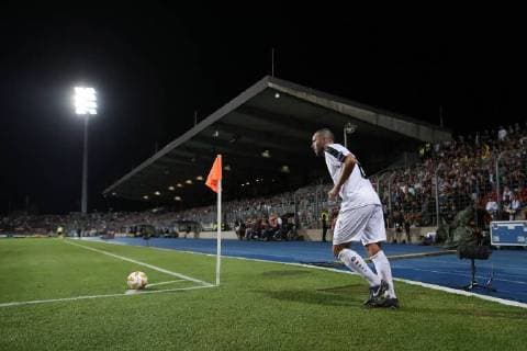Fussball Europa League 2018 - 2019 20.09.2018, Fussball Europa League, UEFA Europa League, 2018-2019, Gruppenphase, Gruppe F, Spieltag 1, Luxemburg, Stade Josy Barthel, Luxemburg (LUX) - F91 Dudelange, Düdelingen, AC Mailand, Milan, AC Milan (ITA) vl: Marc-Andre Kruska (F91 Duedelingen - 6) tritt eine Ecke 