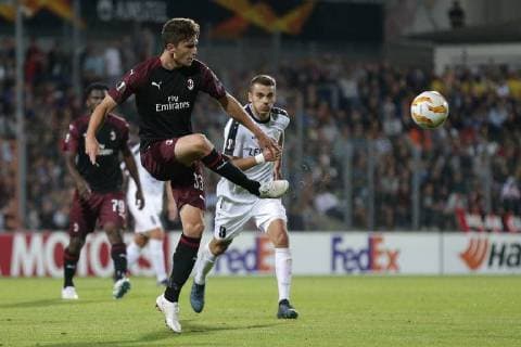 Fussball Europa League 2018 - 2019 20.09.2018, Fussball Europa League, UEFA Europa League, 2018-2019, Gruppenphase, Gruppe F, Spieltag 1, Luxemburg, Stade Josy Barthel, Luxemburg (LUX) - F91 Dudelange, Düdelingen, AC Mailand, Milan, AC Milan (ITA) vl: Mattia Caldara (AC Mailand, Milan 33) - Danel Sinani (F91 Duedelingen - 9) 