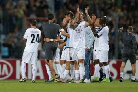 Fussball Europa League 2018 - 2019 20.09.2018, Fussball Europa League, UEFA Europa League, 2018-2019, Gruppenphase, Gruppe F, Spieltag 1, Luxemburg, Stade Josy Barthel, Luxemburg (LUX) - F91 Dudelange, Düdelingen, AC Mailand, Milan, AC Milan (ITA) vl: Tom Schnell (F91 Duedelingen - 5) bedankt sich bei den Fans 