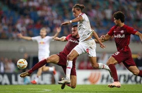 20 09 2018 Football UEFA Europa League 2018 2019 Group Stage 1 Gameday RB Leipzig FC Salzburg at Red Bull Arena Leipzig Marin Pongracic RB Salzburg in a duel with Yussuf Poulsen RB Leipzig and Andre Ramalho RB Salzburg DFL and DFB regulations prohibit any use of photographs as image sequences and or quasi video