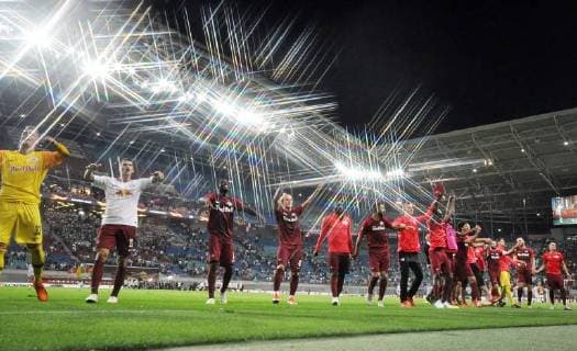 UEFA Europa League 2018 2019 Group stage Group Stage 1 Gameday RB Leipzig vs. Salzburg FC Red Bull Salzburg 20 09 2018 FC Salzburg Red Bull Salzburgs team thanks the German team after the match and the 3-2 victory of their fans Leipzig Saxony Germany