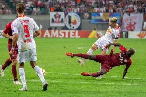 Yussuf Poulsen RB Leipzig 9 Kevin Kampl RB Leipzig 44 Amadou Haidara Salzburg 4 Action action Football UEFA Europa League RB Leipzig FC Salzburg xprx