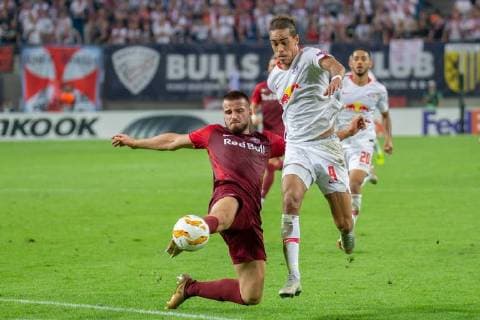 V left Marin Pongracic Salzburg 34 Yussuf Poulsen RB Leipzig 9 Duel action Action Soccer UEFA Europa League RB Leipzig FC Salzburg xprx