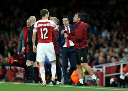 & xa7;20th September 2018, Emirates Stadium, London, England; UEFA Europa League football, Arsenal versus Vorskla Poltava; Arsenal manager Unai Emery talking to Stephan Lichtsteiner of Arsenal from the touchline during a drinks break  ActionPlus12064086 JohnxPatrickxFletcher