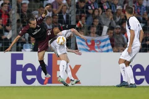 Fussball Europa League 2018 - 2019 20.09.2018, Fussball Europa League, UEFA Europa League, 2018-2019, Gruppenphase, Gruppe F, Spieltag 1, Luxemburg, Stade Josy Barthel, Luxemburg (LUX) - F91 Dudelange, Düdelingen, AC Mailand, Milan, AC Milan (ITA) vl: Diego Laxalt (AC Mailand, Milan 93) - David Turpel, Dave Turpel (F91 Duedelingen - 77) 