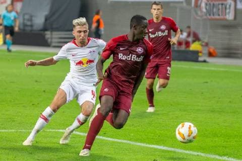 Kevin Kampl RB Leipzig 44 Diadie Samassekou Salzburg 8 Duel action action Soccer UEFA Europa League RB Leipzig FC Salzburg xprx