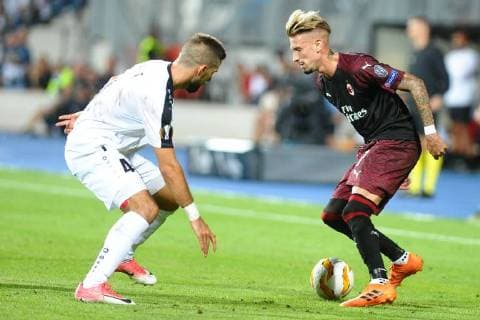Samu Castillejo AC Milan 7 in a duel with Kevin Malget F91 Dudelange 4 in Europa League match between F 91 Dudelange Luxembourg and AC Milan Italy on 20 09 18 F 91 Dudelange Luxembourg vs AC Milan Italy Europa League Luxembourg Copyright: xEIBNER PeterxFranzx EP_PFZ