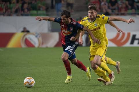 (180921) -- BUDAPEST, Sept. 21, 2018 -- Boban Nikolov (L) of Vidi FC vies with Evgeni Yablonski of FC BATE Borsiov during the UEFA Europa League match between Hungary s Videoton FC and Belarus FC BATE Borisov at the Groupama Arena stadium in Budapest, Hungary, on Sept. 20, 2018. FC BATE Borisov won 2-0. ) (SP)HUNGARY-BUDAPEST-FOOTBALL-UEFA EUROPA LEAGUE-VIDI FC-BATE BORISOV AttilaxVolgyi 