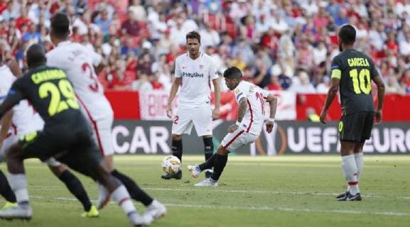 Partido de la Europa League entre el Sevilla y el Standard de Lieja en el Pizjuan. En la imagen, Banega logra su gol. Europa League match between Sevilla and Standard Liege. In this picture, Banega scores his goal. 