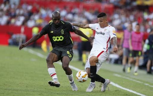 Partido de la Europa League entre el Sevilla y el Standard de Lieja en el Pizjuan. En la imagen, Arana y Cavanda.Europa League match between Sevilla and Standard Liege. In this picture, Arana y Cavanda. 