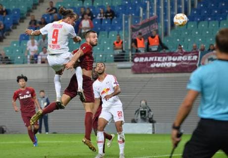 Soccer Europa League Group Stage 1 Gameday RB Leipzig FC Salzburg on 20 09 2018 in the Red Bull Arena in Leipzig Yussuf Poulsen Leipzig left beheads the 2 2 Marin Pongracic Salzburg right DFL Regulations prohibit any use of images as images sequences or quasi video xTTx