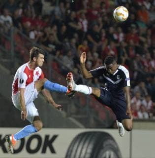 Ondrej Kudela of Slavia Praha, left, and Francois Kamano of Bordeaux in action during the 1st round, Group C, UEFA Europa League match SK Slavia Praha vs Girondins Bordeaux in Prague, Czech Republic, on September 20, 2018 . (CTKxPhoto MichaelaxRihova) CTKPhotoP201809201106101  mir 3
