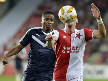 Francois Kamano of Bordeaux, left, and Vladimir Coufal of Slavia in action during the 1st round, Group C, UEFA Europa League match SK Slavia Praha vs Girondins Bordeaux in Prague, Czech Republic, on September 20, 2018 . (CTKxPhoto MichaelaxRihova) CTKPhotoP201809201110601  mir 4