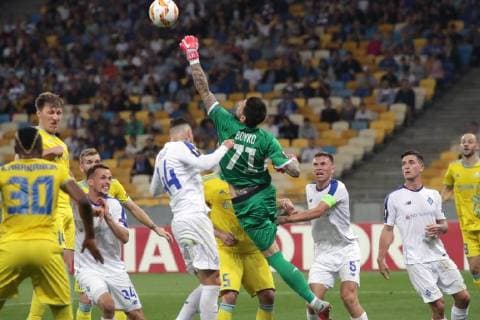 Goalkeeper Denys Boiko (C) of FC Dynamo Kyiv reaches for the ball as he attempts to make a save during the UEFA Europa League Group K Matchday 1 match against FC Astana at the NSC Olimpiyskiy, Kyiv, capital of Ukraine, September 20, 2018. Ukrinform. KYIV. FC Dynamo Kyiv and FC Astana have played to a 2-2 draw in the UEFA Europa League Group K Matchday 1 fixture on the pitch of the NSC Olimpiyskiy in the Ukrainian capital, Kyiv. Midfielder Viktor Tsyhankov of Dynamo scored an opener 11 minutes into the game. Astana s defender Marin Anicic planted an equaliser 10 minutes later. The hosts responded with a goal in added time after the first half (Harmash, 45+1). The team from Kazakhstan managed to snatch a draw only during extra time with forward Roman Murtazayev s goal (90+5). 2-2 draw for Dynamo, Astana in Kyiv  Copyright: xPavlo_Bagmutx