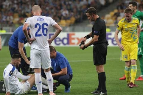 Doctors apply first aid to a player of FC Dynamo Kyiv during the UEFA Europa League Group K Matchday 1 match against FC Astana at the NSC Olimpiyskiy, Kyiv, capital of Ukraine, September 20, 2018. Ukrinform. KYIV. FC Dynamo Kyiv and FC Astana have played to a 2-2 draw in the UEFA Europa League Group K Matchday 1 fixture on the pitch of the NSC Olimpiyskiy in the Ukrainian capital, Kyiv. Midfielder Viktor Tsyhankov of Dynamo scored an opener 11 minutes into the game. Astana s defender Marin Anicic planted an equaliser 10 minutes later. The hosts responded with a goal in added time after the first half (Harmash, 45+1). The team from Kazakhstan managed to snatch a draw only during extra time with forward Roman Murtazayev s goal (90+5). 2-2 draw for Dynamo, Astana in Kyiv  Copyright: xPavlo_Bagmutx
