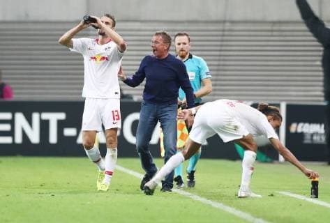 RB Leipzig Salzburg Soccer Euro League Leipzig 20 09 2018 Red Bull Arena Soccer UEFA Europa League RB Leipzig GER vs. FC Salzburg AUT 2 3 0 2 Pictured left Stefan Ilsanker 13 RB Leipzig Head Coach Ralf Rangnick RB Leipzig and Yussuf Poulsen 9 RB Leipzig UEFA Êregulations prohibit any use of images as image sequences and or quasi video