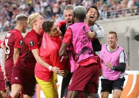 RB Leipzig Salzburg Soccer Euro League Leipzig 20 09 2018 Red Bull Arena Soccer UEFA Europa League RB Leipzig GER vs. FC Salzburg AUT 2 3 0 2 The image of the Salzburg player with coach Marco Rose over the winner Goalkeeper Fredrik Gulbrandsen is obscured by UEFA Êregulations prohibit any use of images as image sequences and or quasi video
