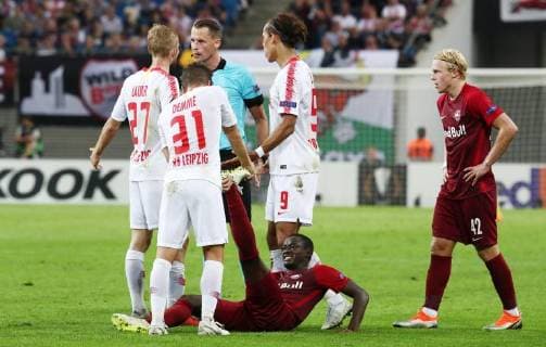 RB Leipzig Salzburg Soccer Euro League Leipzig 20 09 2018 Red Bull Arena Soccer UEFA Europa League RB Leipzig GER vs. FC Salzburg AUT 2 3 0 2 Pictured left Diego Demme 31 RB Leipzig will help Diadie SamassŽkou 8 Salzburg UEFA Êregulations prohibit any use of photographs as image sequences and or quasi video