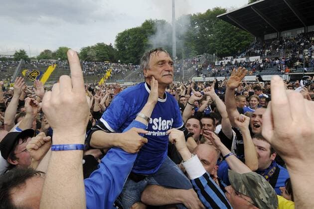 The 1 FC Saarbrücken prematurely on Sunday 26 04 2009 with a 3 0 victory over the SG Bad Breisig in Saarbrücken Ludwigsparkstadion promotion to the fourth league The fans thank coach Dieter Ferner due the success Aufstieg26040903D.jpg