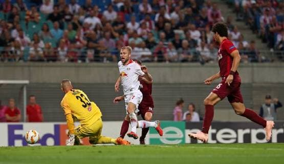 20 09 2018 Soccer UEFA Europa League 2018 2019 Group Stage 1 Gameday RB Leipzig FC Salzburg at Red Bull Arena Leipzig Goal to 1 2 LR Goalkeeper Alexander Walke RB Salzburg in action with Konrad Laimer RB Leipzig Andreas Ulmer RB Salzburg Andre Ramalho RB Salzburg DFL and DFB regulations prohibit any use of photographs as image sequences or quasi video