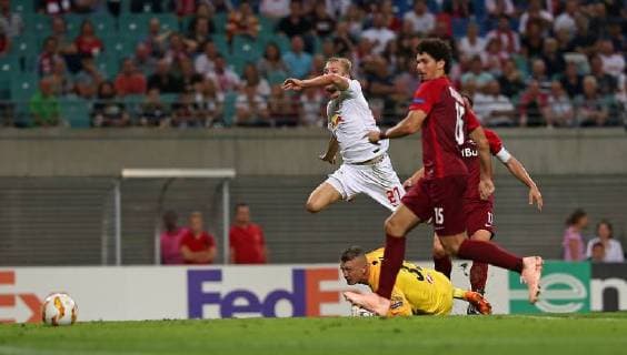 20 09 2018 Football UEFA Europa League 2018 2019 Group Stage 1 Gameday RB Leipzig FC Salzburg at the Red Bull Arena Leipzig Goal to the 1 2 LR goalscorer Konrad Laimer RB Leipzig in a duel with goalkeeper Alexander Walke RB Salzburg Andre Ramalho RB Salzburg and Andreas Ulmer RB Salzburg DFL and DFB regulations prohibit any use of images as image sequences and or video