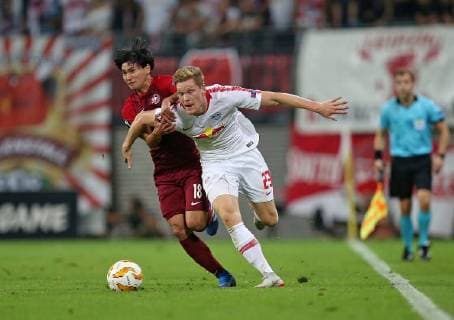 20 09 2018 Football UEFA Europa League 2018 2019 Group Stage 1 Gameday RB Leipzig FC Salzburg at Red Bull Arena Leipzig LR Takumi Minamino RB Salzburg in a duel with Marcel Halstenberg RB Leipzig DFL and DFB regulations prohibit any use of images as image sequences and or quasi video