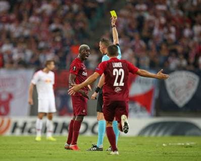 20 09 2018 Football UEFA Europa League 2018 2019 Group stage 1 Gameday RB Leipzig FC Salzburg at Red Bull Arena Leipzig Amadou Haidara RB Salzburg receives a yellow card from referee Andreas Ekberg SWE Stefan Lainer RB Salzburg DFL and DFB regulations prohibit any use of photographs as image sequences and or quasi video
