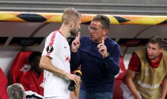 GER Europa League Group B RasenBallsport Leipzig vs Besiktas Istanbul 20 09 18 Leipzig Red Bull Arena GER Season 2018 2019 UEFA Europa League Group B 1 Gameday of 6 RasenBallsport Leipzig vs FC Red Bull Salzburg im Bild Konrad Laimer receives instructions from trainer Ralf Rangnick Leipzig DFL regulations prohibit any use of photographs as image sequences and or quasi video